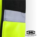 Detail van een reflecterende strip op een neongele schouderband van een werktrui.