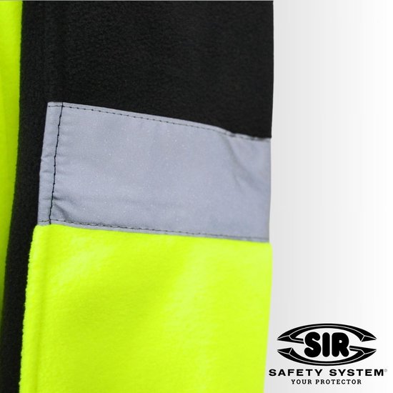 Detail van een reflecterende strip op een neongele schouderband van een werktrui.