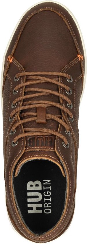 Bovenkant bruine leren sneaker met "HUB ORIGIN" op de binnenzool.