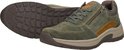 Groene suède sneaker met bruine accenten, zijaanzicht met de zool apart gelegd.