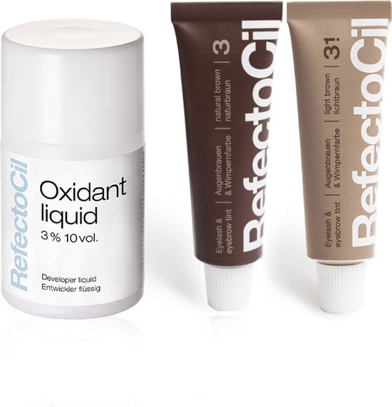 Een flesje RefectoCil oxidant liquid met twee tubes wimper- en wenkbrauwverf ernaast, in de kleuren natural brown (nr. 3) en light brown (nr. 3.1).