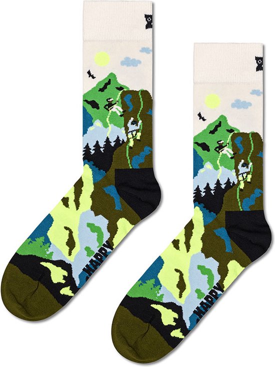 Off-white Happy Socks met bergen, bomen en kampeerder.