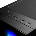 Close-up van de bovenkant van een zwarte pc-behuizing, met USB-poorten, audio-aansluitingen en LED-indicatoren.