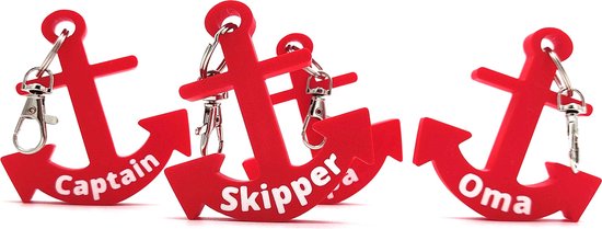Drie rode ankersleutelhangers met witte tekst: 'Captain', 'Skipper' en 'Oma'.