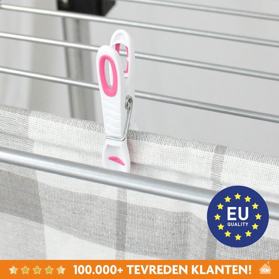 Een witte wasknijper met roze accenten klemt een geruit doek op een waslijn.