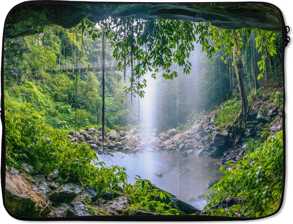 Laptophoes 15.6 inch - Jungle - Regenwoud - Water - Waterval - Planten - Laptop sleeve - Binnenmaat 37x26 cm - Zwarte achterkant