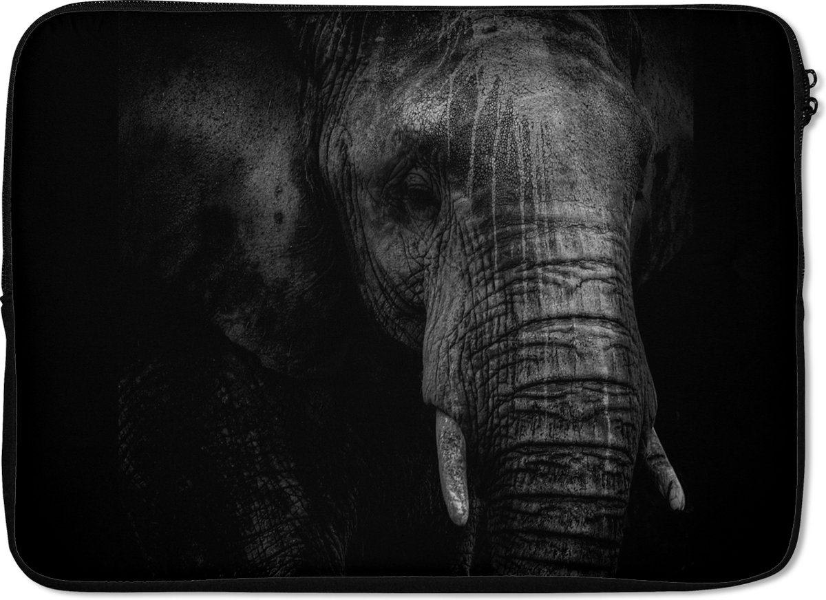 Laptophoes 13 inch - Portret van een olifant in zwart-wit tegen een donkere achtergrond - Laptop sleeve - Binnenmaat 32x22,5 cm - Zwarte achterkant