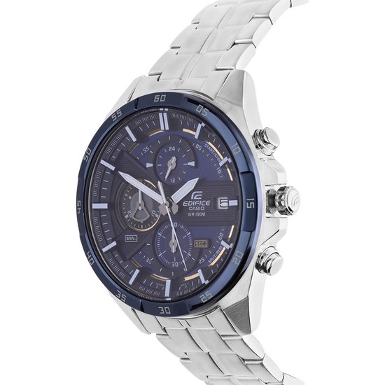 Zilverkleurig Casio Edifice horloge, schuin van voren gezien, donkerblauwe wijzerplaat.