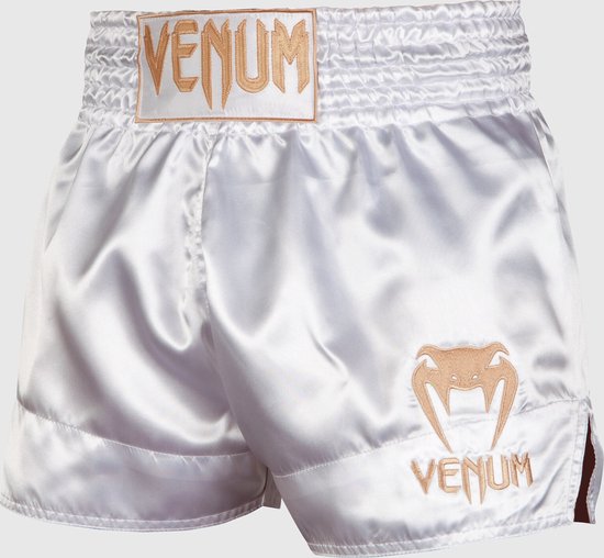 Witte Muay Thai broek van satijn met gouden VENUM logo op een patch bij de tailleband en gouden cobra logo.