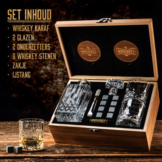 Set met whisky karaf, 2 glazen, 2 onderzetters, 8 whisky stenen, zakje en ijstang in een houten kist.