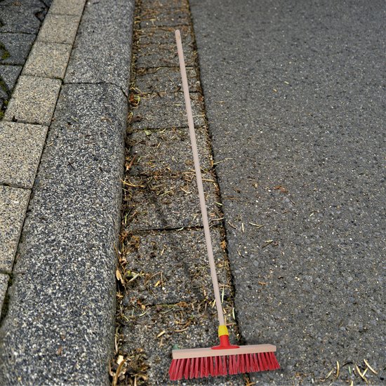 Brumag Straatbezem Dirtmaster voor buiten terrein - Bezemkop harde haren - rood - 40 cm breed - Houten steel van 120 cm van Brumag — afbeelding 2