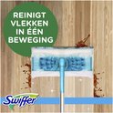 Lingette de sol Swiffer bleue sur un sol en bois avec des taches brunes. "Nettoie les taches en un seul geste".