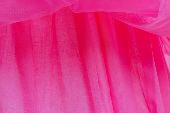 Onderkant van een roze prinsessenjurk met doorschijnende oranje tule.