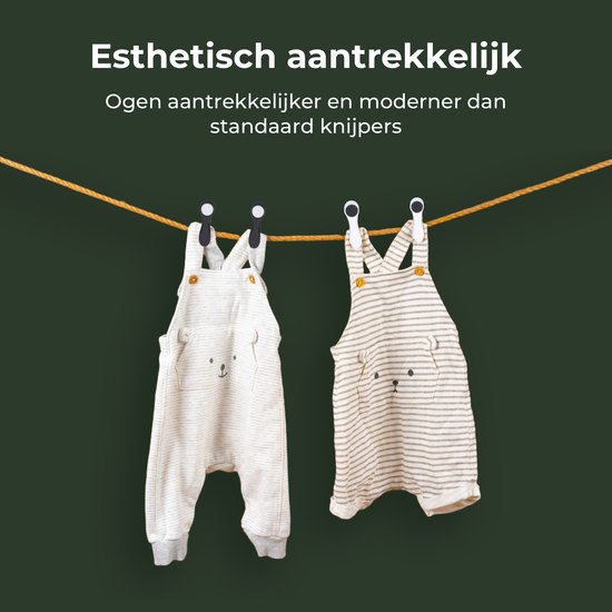 Twee baby-overalls, één met beige strepen en een schattig beertje, de ander effen beige, hangend aan een waslijn met zwarte en witte knijpers.