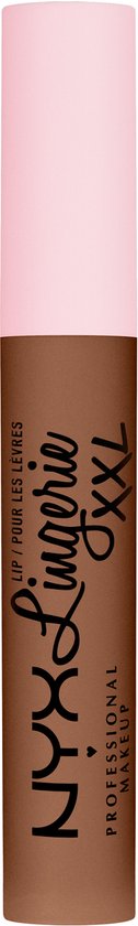 NYX Lip Lingerie XXL in de kleur 'Hot Caramelo'. Matte bruine huls met lichtroze dop, staand.