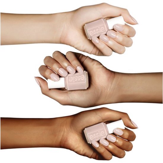 Drie handen met verschillende huidtinten dragen Essie nagellak in taupe kleur.