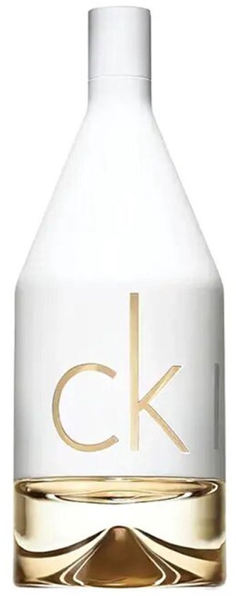 Witte Calvin Klein In2U parfumfles met gouden 'ck' en grijze 'IN2U' tekst en amberkleurige vloeistof.