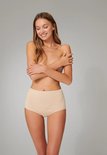 Model draagt een nude damesmaxi-slip van biologisch katoen.