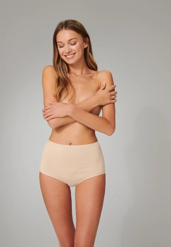 Model draagt een nude damesmaxi-slip van biologisch katoen.