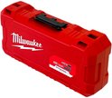 Gesloten rode Milwaukee koffer met één zwarte sluiting. Zijkant toont een label met Milwaukee Shockwave.