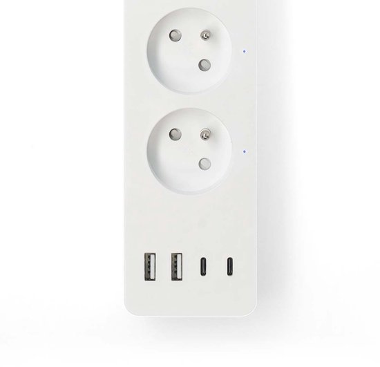 Detail van witte stekkerdoos met twee stopcontacten en drie USB-poorten, waaronder USB-A en USB-C.