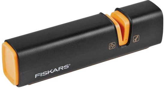 Zwarte Fiskars slijper met oranje dopjes en een V-vormige opening.