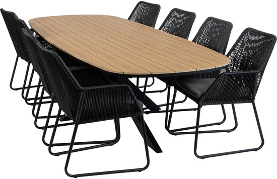 Set van 8 zwarte gevlochten tuinstoelen rond een houten tafel.