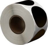 Een rol met 35mm ronde zwarte stickers met een grijze achtergrond, vanuit een hoek gefotografeerd.
