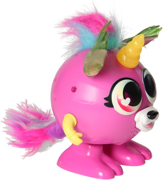 Roze speelgoedfiguur met regenboogkleurige manen, gouden hoorn en grote ogen.
