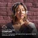 Vrouw in lichtgrijze koptelefoon bij bakstenen muur, met tekst 'CLOUD FOAM COMFORT'.