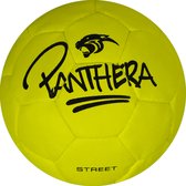 Gele handbal met zwarte opdruk "Panthera" en "STREET".