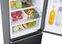 Open Samsung koelkast met verse groenten, fruit en vlees in de Optimal Fresh+ en Humidity Fresh+ lades.