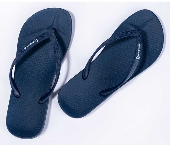 Twee donkerblauwe Ipanema teenslippers met textuur op de zolen en subtiel patroon op de bandjes.