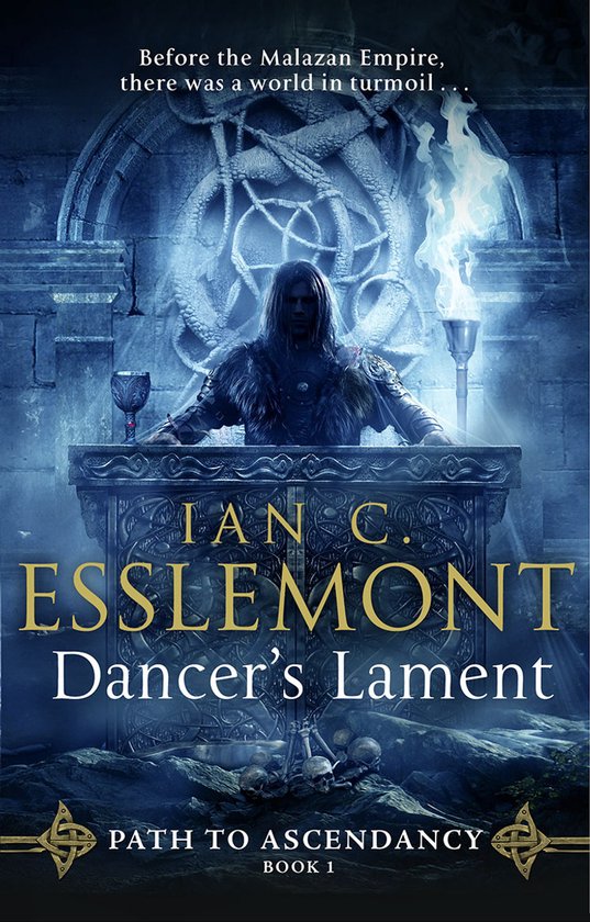 Boekomslag van Dancer's Lament met een man met lang haar, gekleed in een verweerde outfit, staand achter een versierd altaar. Bovenop staat 'IAN C. ESSLEMONT Dancer's Lament PATH TO ASCENDANCY BOOK 1'.