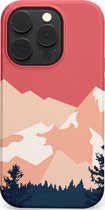 iPhone 14 Pro hoesje met bergenlandschap in rood, oranje en blauw. Twee donkere dennenbomen op de voorgrond.