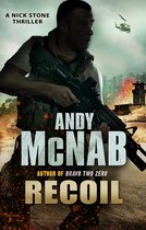 Een man met een wapen in een gevechtspak, met een helikopter en explosies op de achtergrond. "Recoil" door Andy McNab.