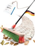 Bezem met rode en groene borstels op een betegeld pad, met "Made in Germany" vlag.