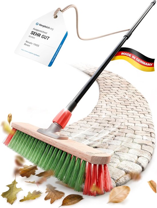 Bezem met rode en groene borstels op een betegeld pad, met "Made in Germany" vlag.