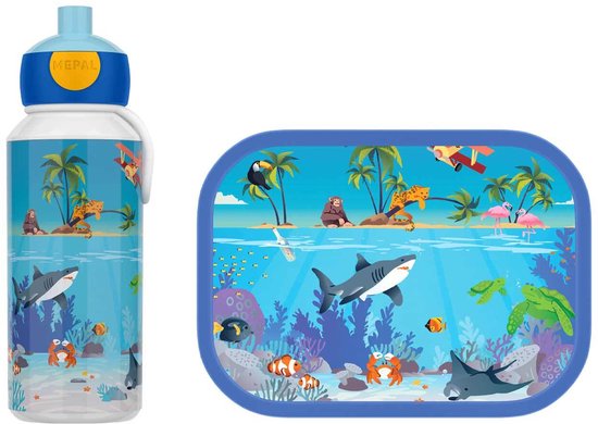 Une gourde transparente avec un imprimé monde marin de requins, poissons et singes, et une boîte à lunch bleue.