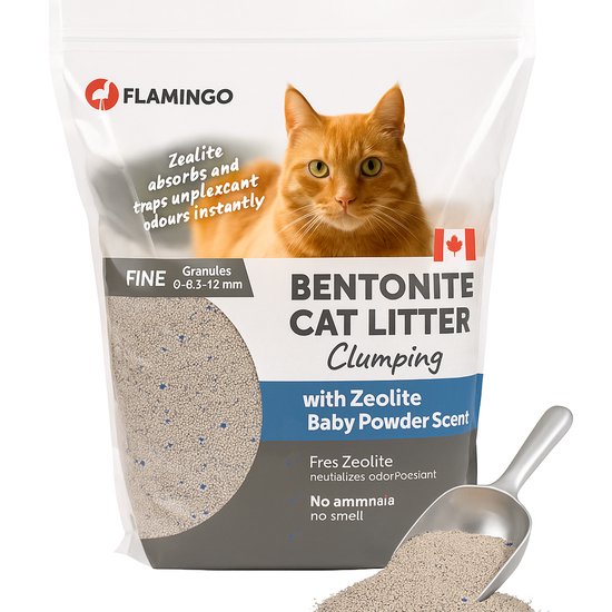 Sac de litière pour chat Flamingo Bentonite, avec parfum de talc et granulés de zéolithe bleus. Un chat roux regarde la caméra.