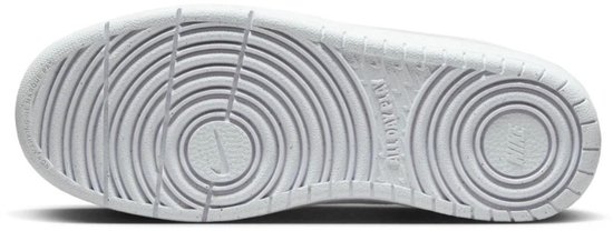 Buitenzool van een witte Nike sneaker.