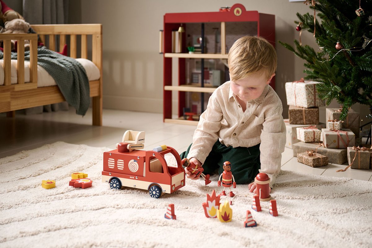 Petite Amélie Brandweerauto Pompier – Incl. 7 accessoires & 2 houten poppen – 360° draaibare kraan – Kofferbak met opbergruimte & klep — afbeelding 6