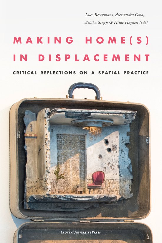 Couverture du livre: Luce Beeckmans, Alessandra Gola, Ashika Singh & Hilde Heynen (eds) MAKING HOME(S) IN DISPLACEMENT CRITICAL REFLECTIONS ON A SPATIAL PRACTICE. Une valise ouverte contenant une miniature de maison, en partie détruite, avec une chaise et une porte.