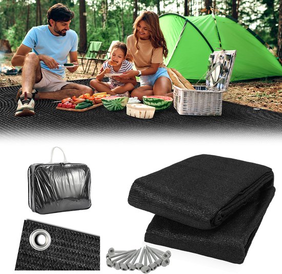 Familie met tent, picknickkleed en campinguitrusting in bos, met tenttapijt in draagtas.