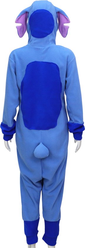 Achterkant van een blauwe Stitch onesie met grote donkere blauwe buikvlek, staart en paarse binnenkant van de oren.