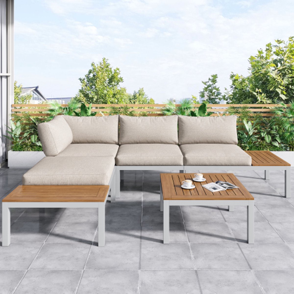 Tuinligstoelset met acaciahouten blad en beige stoffen bekleding.