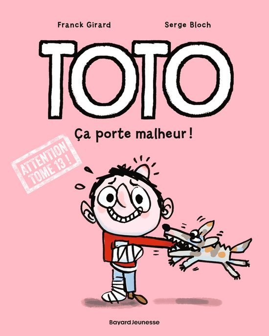 Couverture de livre TOTO : Ça porte malheur !, avec un garçon en chemise rouge, bras et jambe bandés, et un petit chien qui le mord. Titre : TOTO Ça porte malheur !