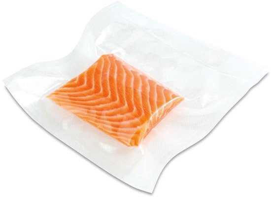 Un morceau de saumon emballé sous vide dans un sac transparent.