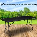 Zwarte tafel met stevige constructie, draagkracht 110kg, op houten vlonder.