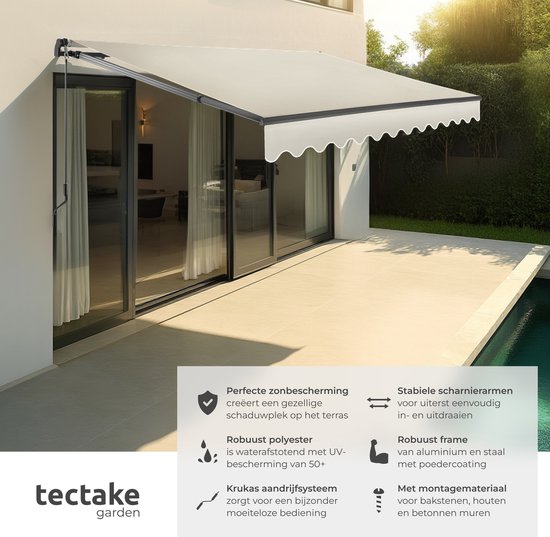 Een beige zonnescherm met gekartelde rand, gemonteerd aan een witte muur boven een schuifdeur naar een terras met zwembad.